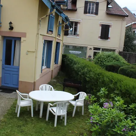 بيت للعطل La Maison Jaune Et Bleue *